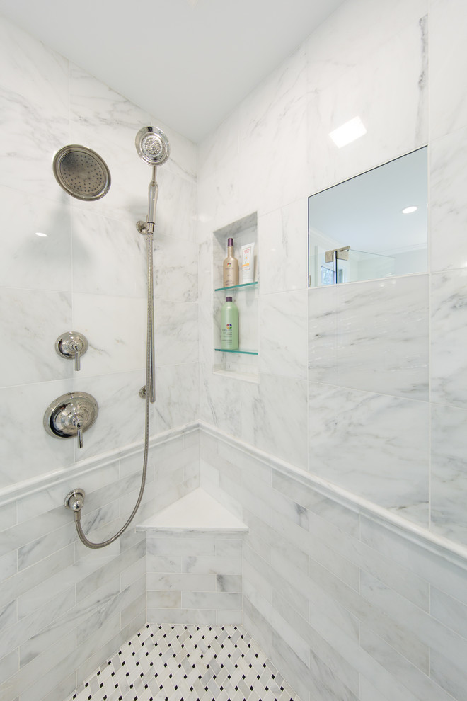Idéer för ett mellanstort klassiskt vit en-suite badrum, med skåp i shakerstil, vita skåp, ett undermonterat badkar, en hörndusch, en toalettstol med separat cisternkåpa, vit kakel, marmorkakel, grå väggar, marmorgolv, ett undermonterad handfat, marmorbänkskiva, vitt golv och dusch med gångjärnsdörr