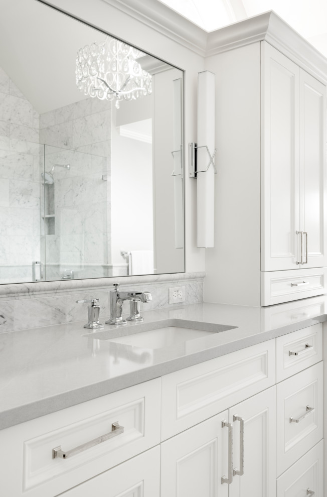 Idéer för att renovera ett stort vintage grå grått en-suite badrum, med luckor med profilerade fronter, vita skåp, ett fristående badkar, en dubbeldusch, vit kakel, marmorkakel, marmorgolv, ett undermonterad handfat, bänkskiva i kvarts, vitt golv och dusch med gångjärnsdörr