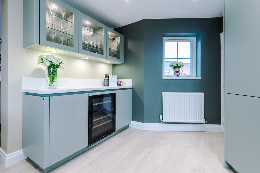Источник вдохновения для домашнего уюта: п-образная кухня среднего размера в современном стиле с накладной мойкой, синими фасадами и полом из керамогранита