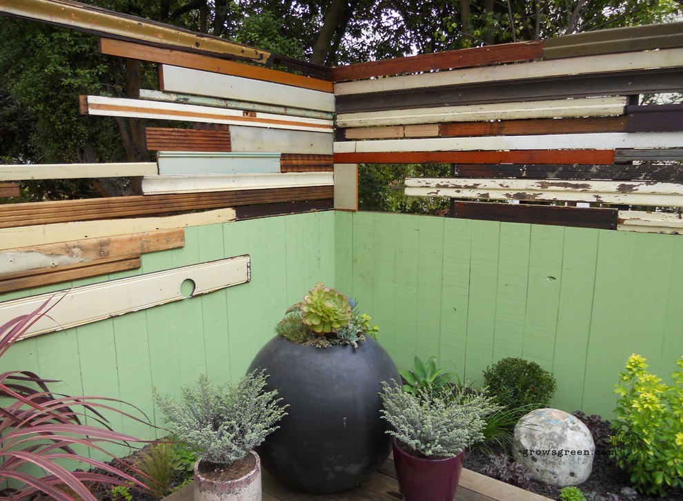 Small modern backyard xeriscape in San Francisco.