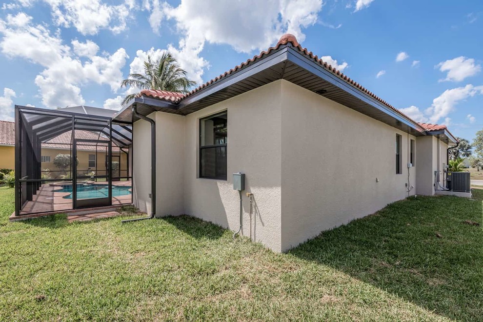 Transitional home design photo in Miami
