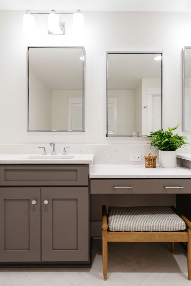 Modelo de cuarto de baño principal y doble minimalista grande con puertas de armario marrones y paredes verdes