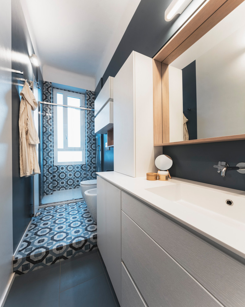 На фото: маленькая, узкая и длинная ванная комната в современном стиле с плоскими фасадами, белыми фасадами, душем в нише, раздельным унитазом, разноцветной плиткой, керамогранитной плиткой, разноцветными стенами, полом из керамогранита, душевой кабиной, накладной раковиной, столешницей из искусственного камня, бирюзовым полом, душем с раздвижными дверями, белой столешницей, тумбой под одну раковину и подвесной тумбой для на участке и в саду с