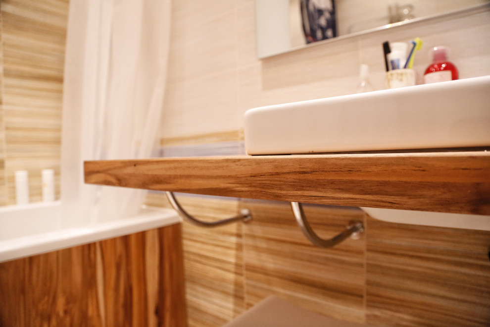 Столешница из дерева, полки и зеркало в небольшую ванную комнату