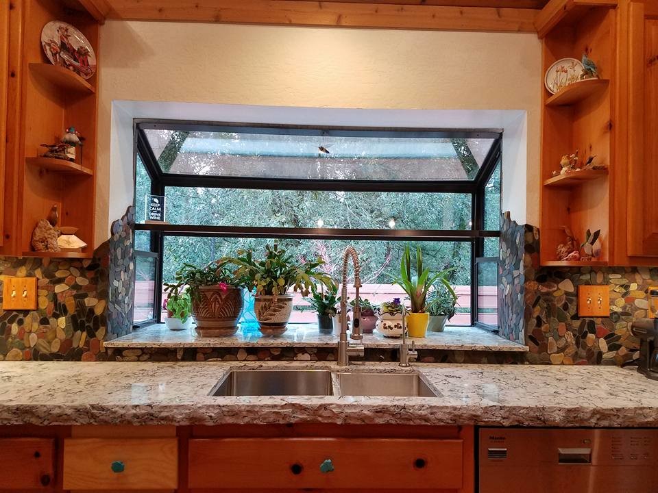 Example of a large mountain style u-shaped eat-in kitchen design in Sacramento with an undermount sink, raised-panel cabinets, medium tone wood cabinets, quartz countertops, multicolored backsplash, stainless steel appliances and a peninsula