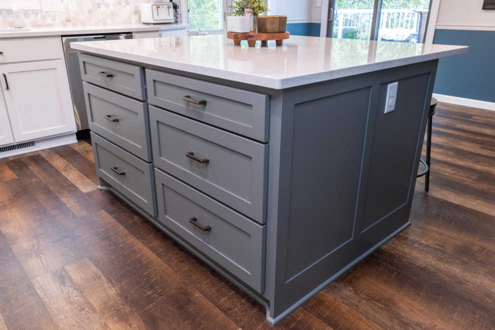 Kitchen - transitional kitchen idea in Minneapolis