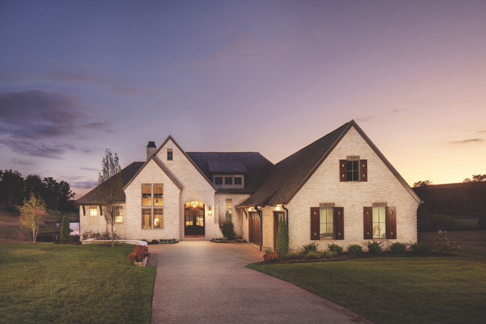 Geräumiges, Einstöckiges Einfamilienhaus mit Backsteinfassade, Schindeldach und braunem Dach in Nashville