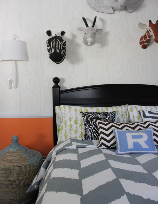 Inspiration for an eclectic kids' bedroom for kids 4-10 years old and boys in Orange County with carpet.