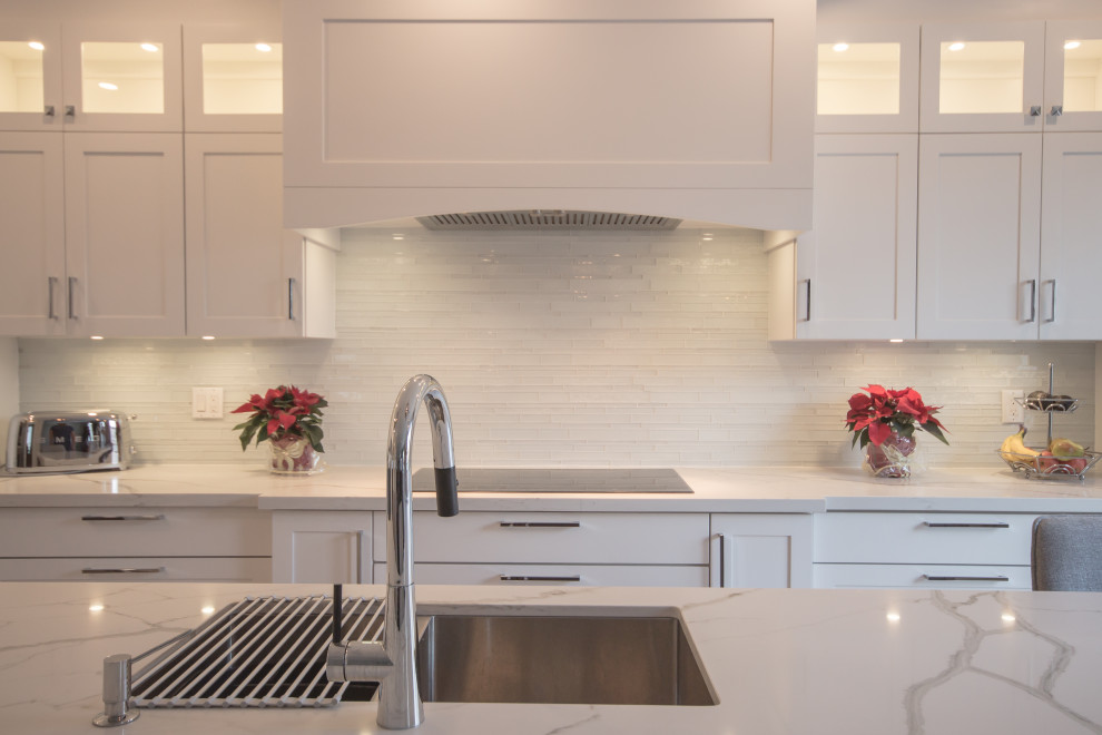 Example of a transitional kitchen design in Toronto