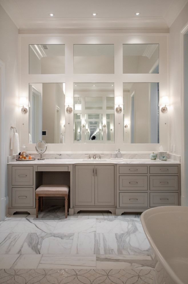 Inspiration för mycket stora klassiska vitt en-suite badrum, med luckor med profilerade fronter, beige skåp, en dusch i en alkov, beige kakel, marmorkakel, beige väggar, marmorgolv, ett undermonterad handfat, marmorbänkskiva, vitt golv och dusch med gångjärnsdörr