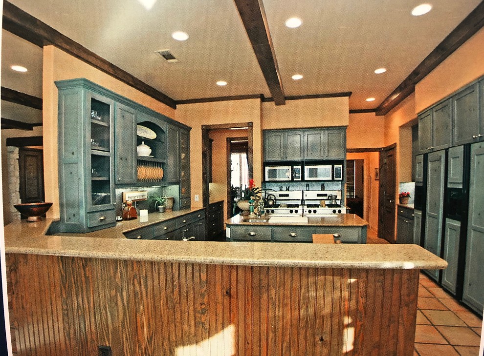 This is an example of a large country kitchen in Dallas.