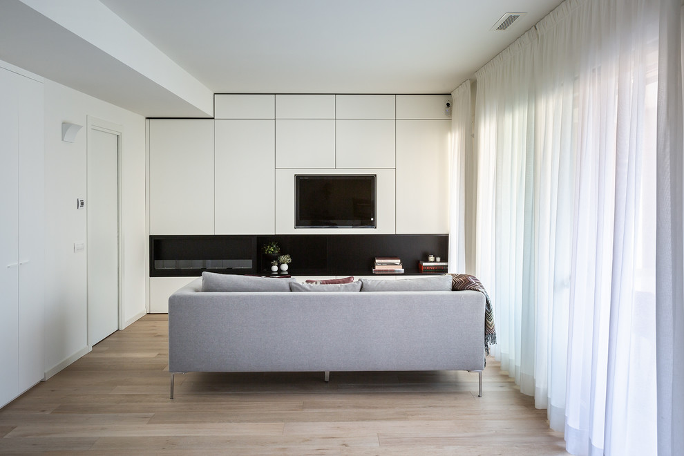 Home design - mid-sized modern home design idea in Milan