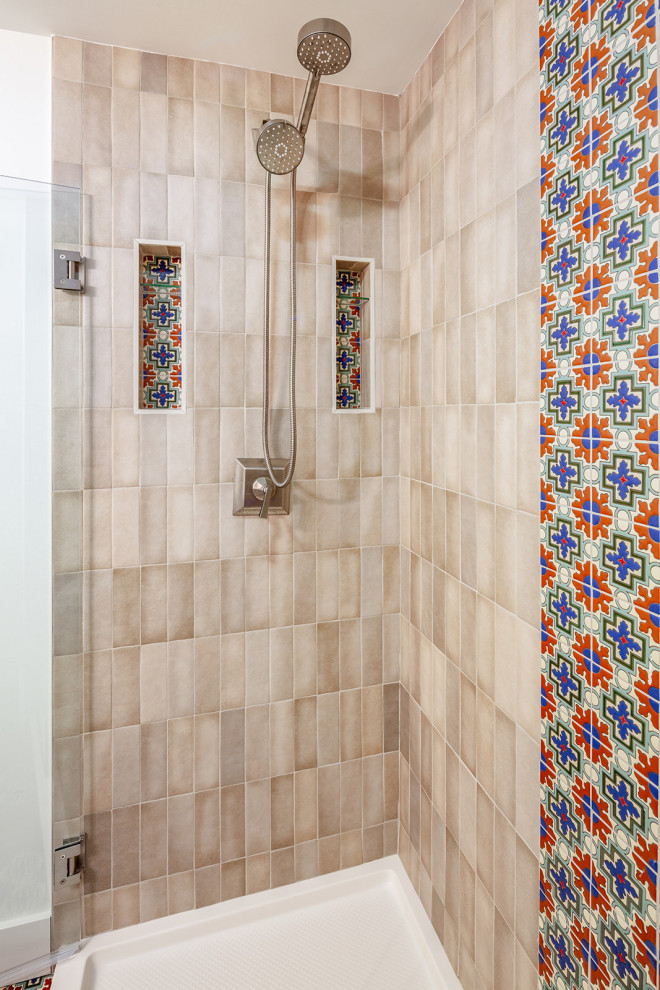 Источник вдохновения для домашнего уюта: ванная комната среднего размера в морском стиле с фасадами в стиле шейкер, белыми фасадами, душем в нише, раздельным унитазом, разноцветной плиткой, керамогранитной плиткой, белыми стенами, полом из керамической плитки, душевой кабиной, врезной раковиной, столешницей из искусственного кварца, белым полом, душем с распашными дверями, белой столешницей, нишей, тумбой под одну раковину и встроенной тумбой