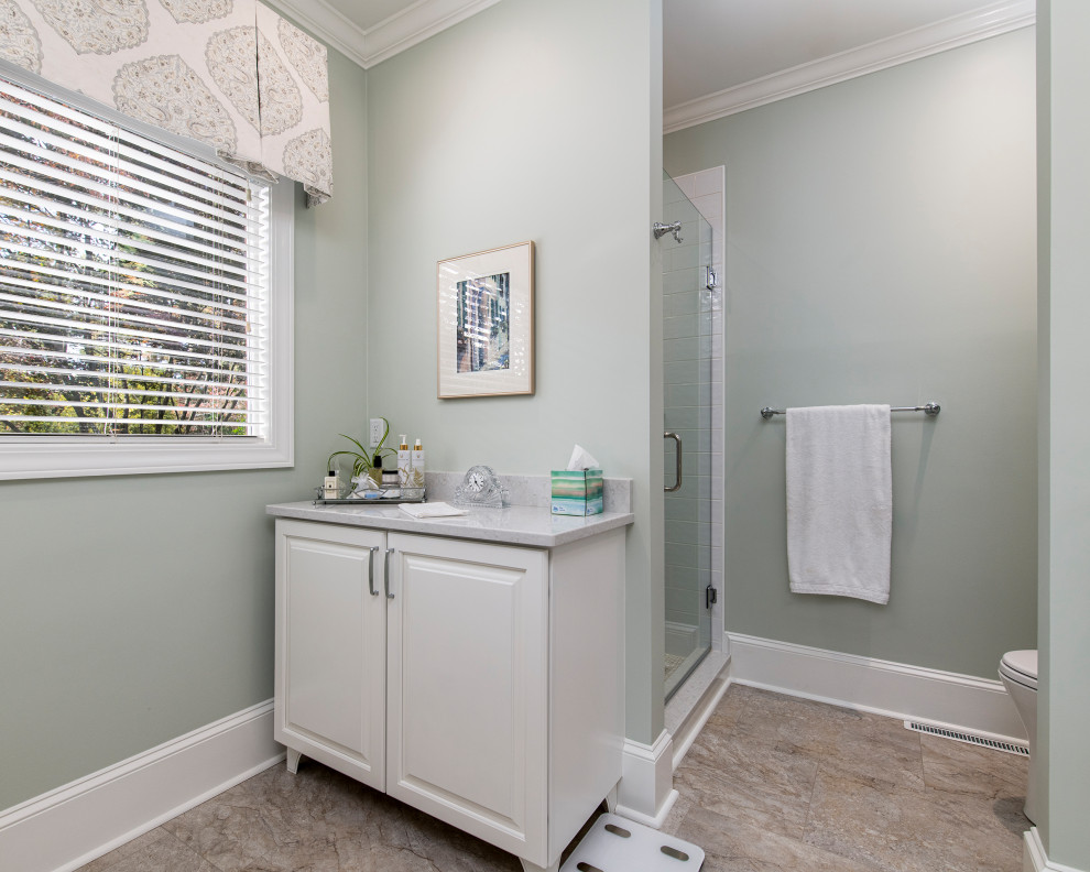 Immagine di una stanza da bagno chic con ante con bugna sagomata, ante bianche, WC monopezzo, lavabo sottopiano e un lavabo