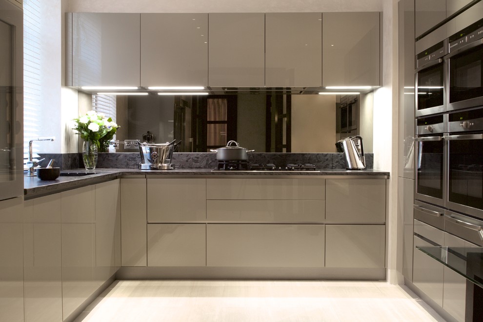 This is an example of a mid-sized contemporary kitchen in London.