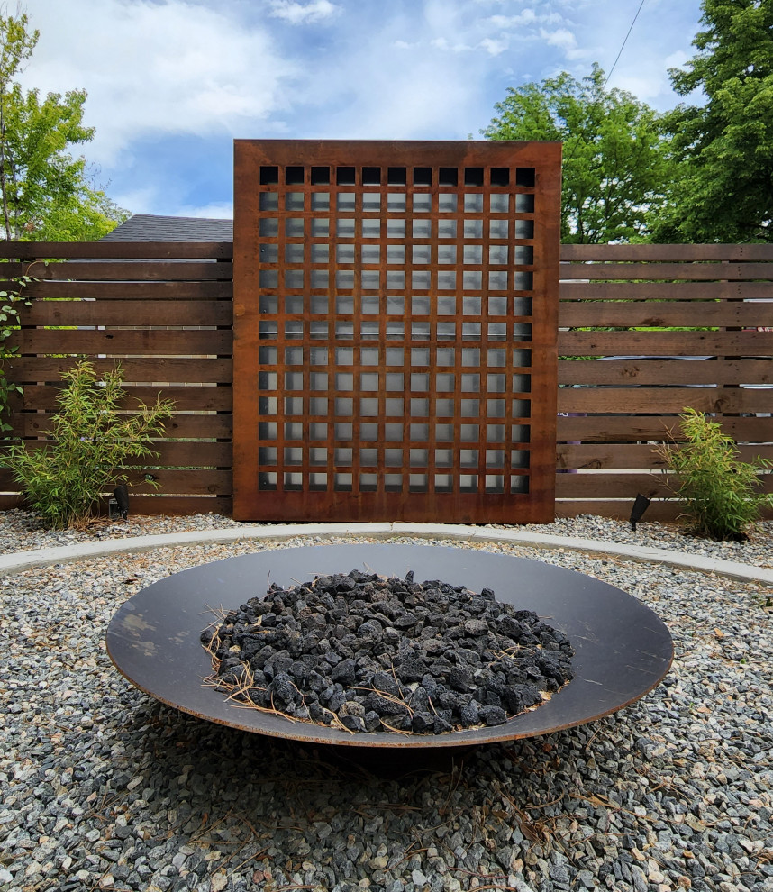 Modelo de jardín de secano actual pequeño en patio con exposición total al sol, granito descompuesto y con madera