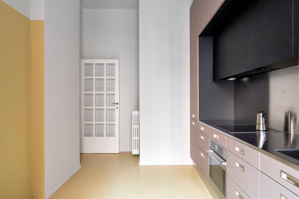 Exempel på ett avskilt, mellanstort klassiskt linjärt kök, med en integrerad diskho, släta luckor, lila skåp, bänkskiva i rostfritt stål, stänkskydd med metallisk yta, rostfria vitvaror, betonggolv och gult golv