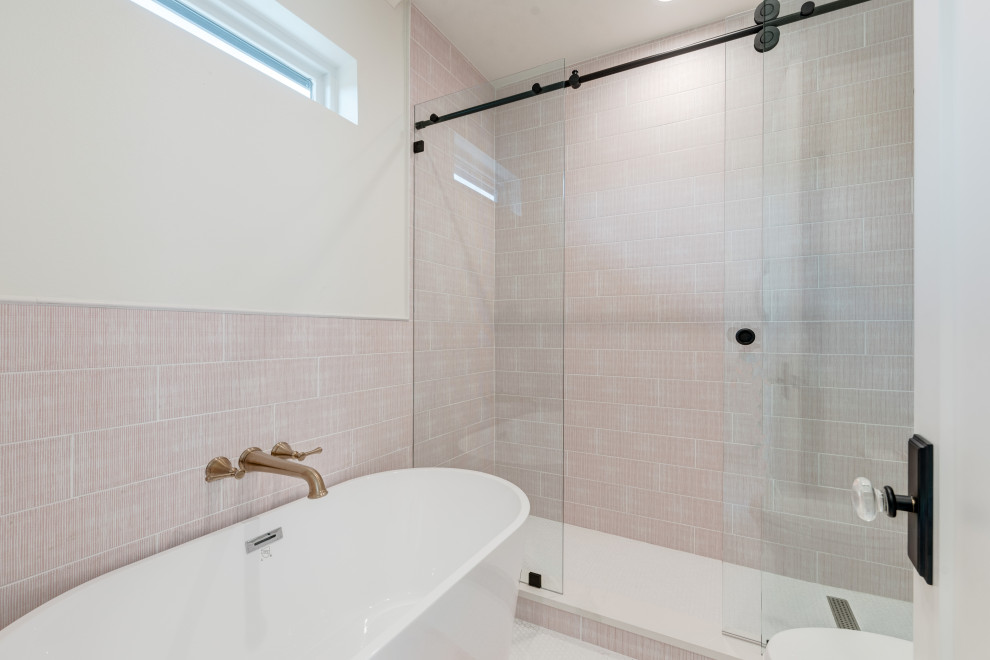 Exemple d'une grande salle de bain nature avec un mur rose, un sol gris et du papier peint.