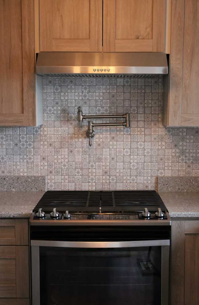 Bild på ett mellanstort vintage grå grått kök, med en undermonterad diskho, skåp i shakerstil, skåp i ljust trä, bänkskiva i kvarts, flerfärgad stänkskydd, stänkskydd i porslinskakel och rostfria vitvaror