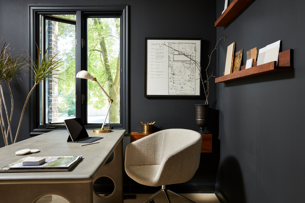 Modelo de estudio minimalista de tamaño medio con paredes negras, suelo de madera clara, escritorio independiente y suelo beige