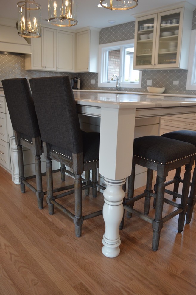Inspiration for a transitional home design remodel in Chicago