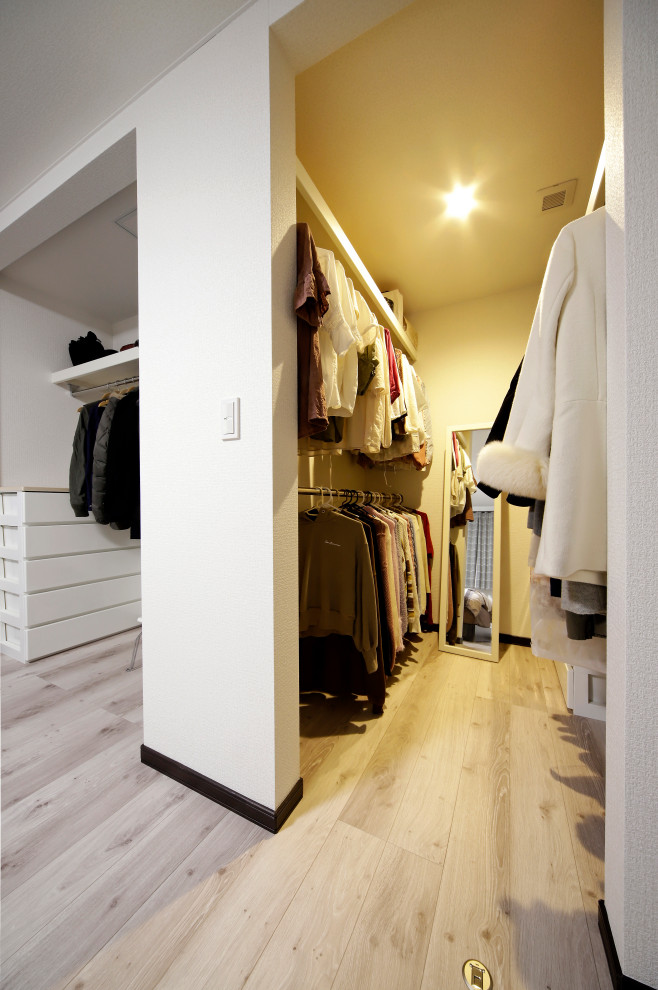 This is an example of a modern storage and wardrobe in Sapporo.