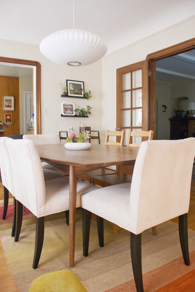 Esempio di una sala da pranzo minimalista chiusa e di medie dimensioni con pareti beige e pavimento in legno massello medio