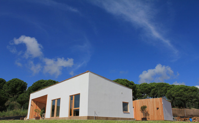 Una casa autosuficiente: sin conexi&oacute;n a la red el&eacute;ctrica modern-exterior