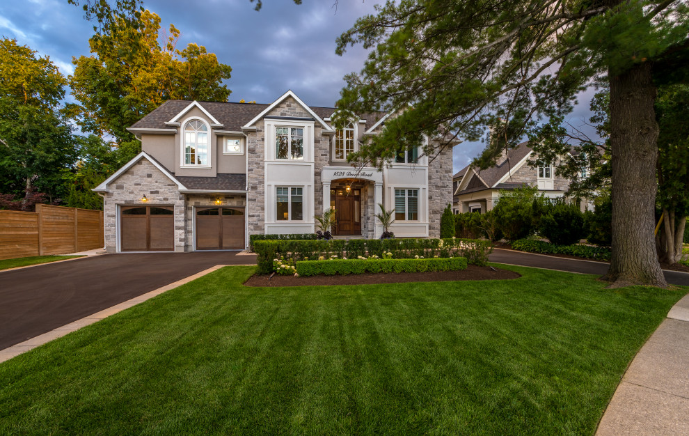 Design ideas for a mid-sized transitional landscaping in Toronto.