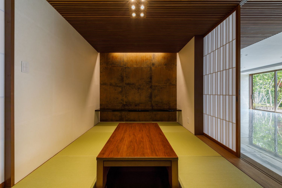 大阪にある高級な広いアジアンスタイルのおしゃれなリビング (白い壁、畳、緑の床、板張り天井) の写真