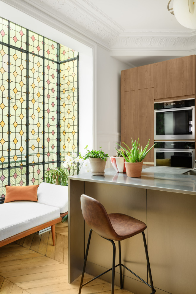 Photo of a contemporary kitchen in Paris.