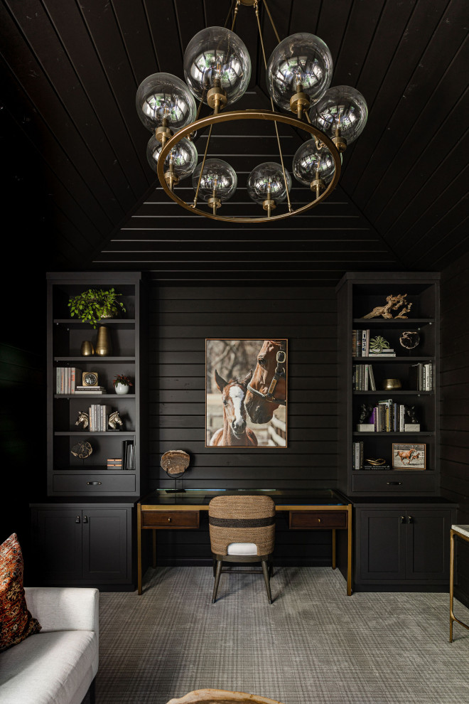 Inspiration för ett litet rustikt hemmabibliotek, med svarta väggar, heltäckningsmatta, ett inbyggt skrivbord och flerfärgat golv