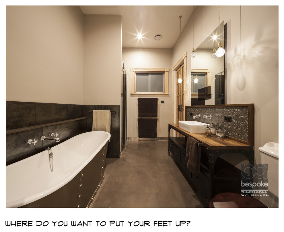 Свежая идея для дизайна: главная ванная комната среднего размера в стиле лофт с фасадами островного типа, черными фасадами, отдельно стоящей ванной, душем в нише, раздельным унитазом, керамической плиткой, бежевыми стенами и бетонным полом - отличное фото интерьера