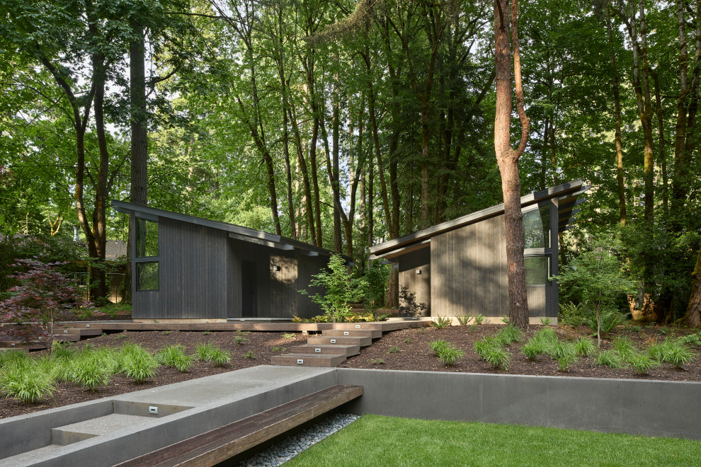 Ispirazione per la facciata di una casa grande nera moderna a un piano con rivestimento in legno, copertura a scandole e tetto nero