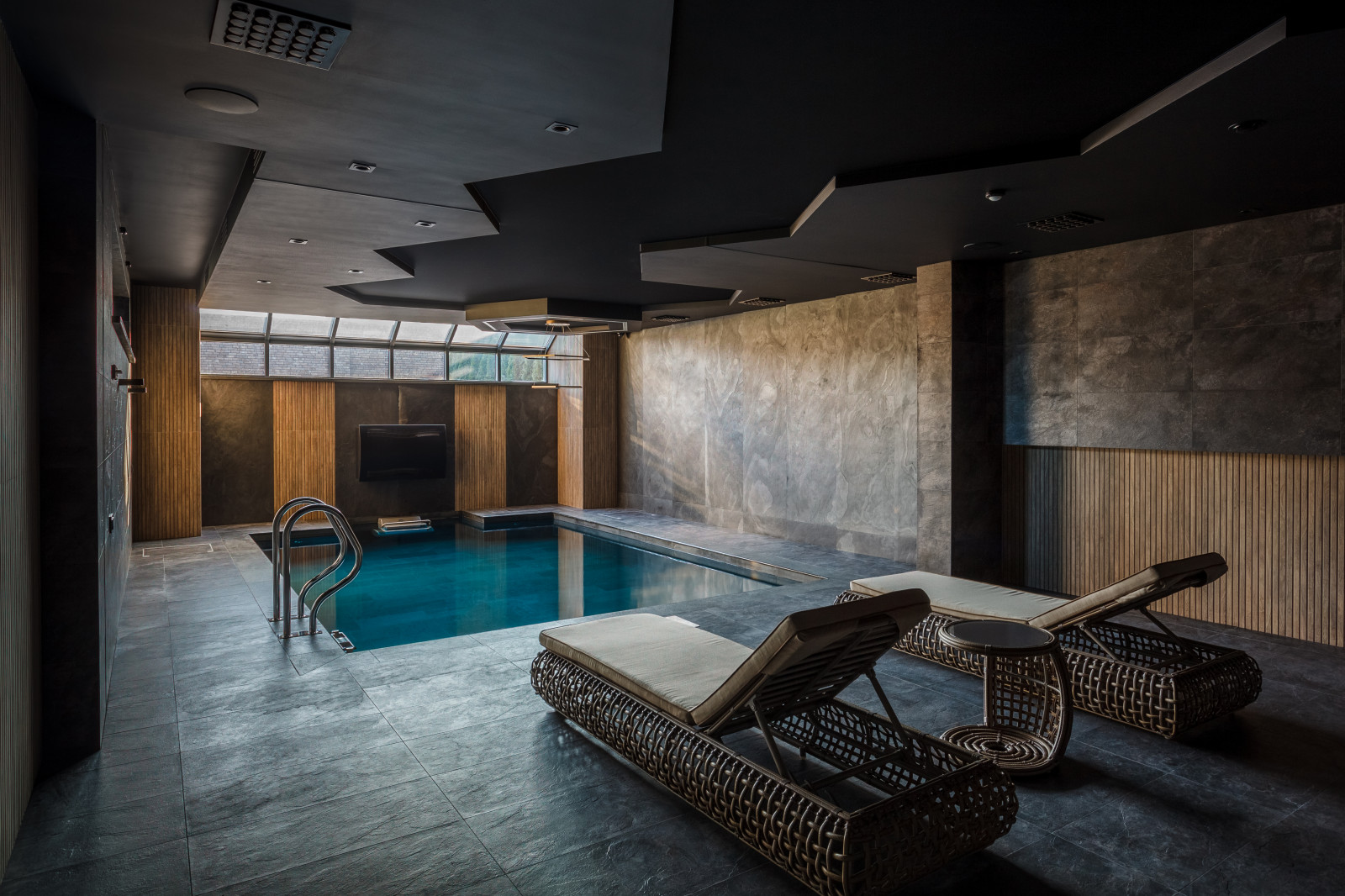 Сауна с бассейном в цоколе частного дома.