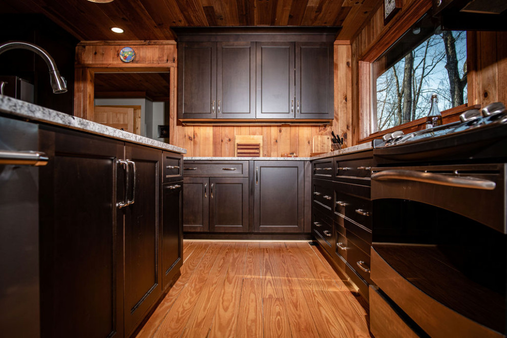 Idéer för mellanstora rustika vitt kök, med en undermonterad diskho, släta luckor, skåp i mörkt trä, granitbänkskiva, stänkskydd i trä, rostfria vitvaror, mellanmörkt trägolv och en köksö
