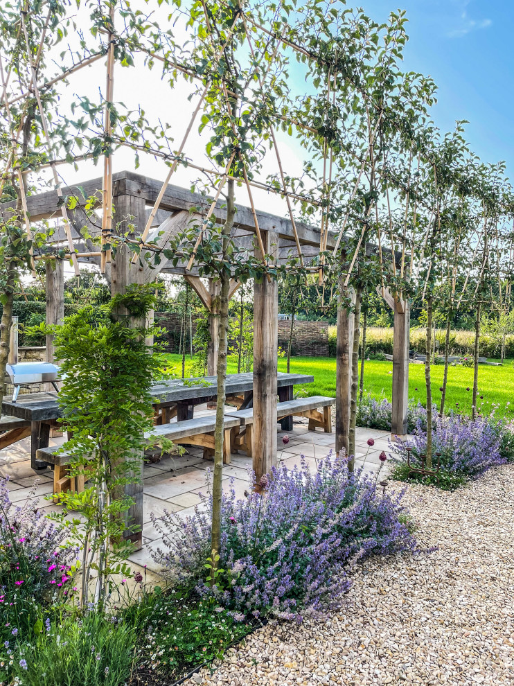 Imagen de jardín de estilo de casa de campo en patio trasero con privacidad, exposición total al sol y adoquines de piedra natural