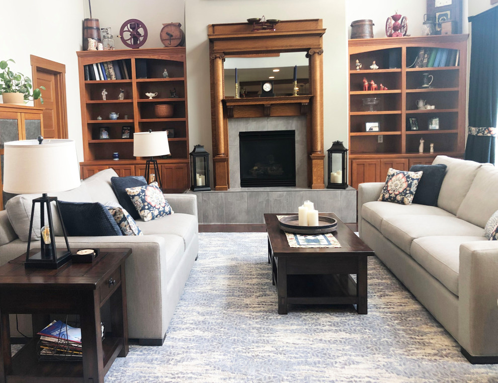 Foto di un grande soggiorno classico aperto con sala formale, pareti beige, pavimento in legno massello medio e nessuna TV