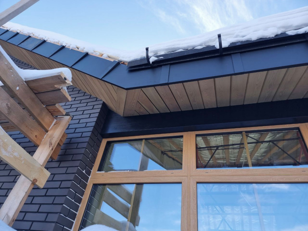 Подшивка свесов. Комбинация из планкена (лиственница) и фальца (сталь SSAB)