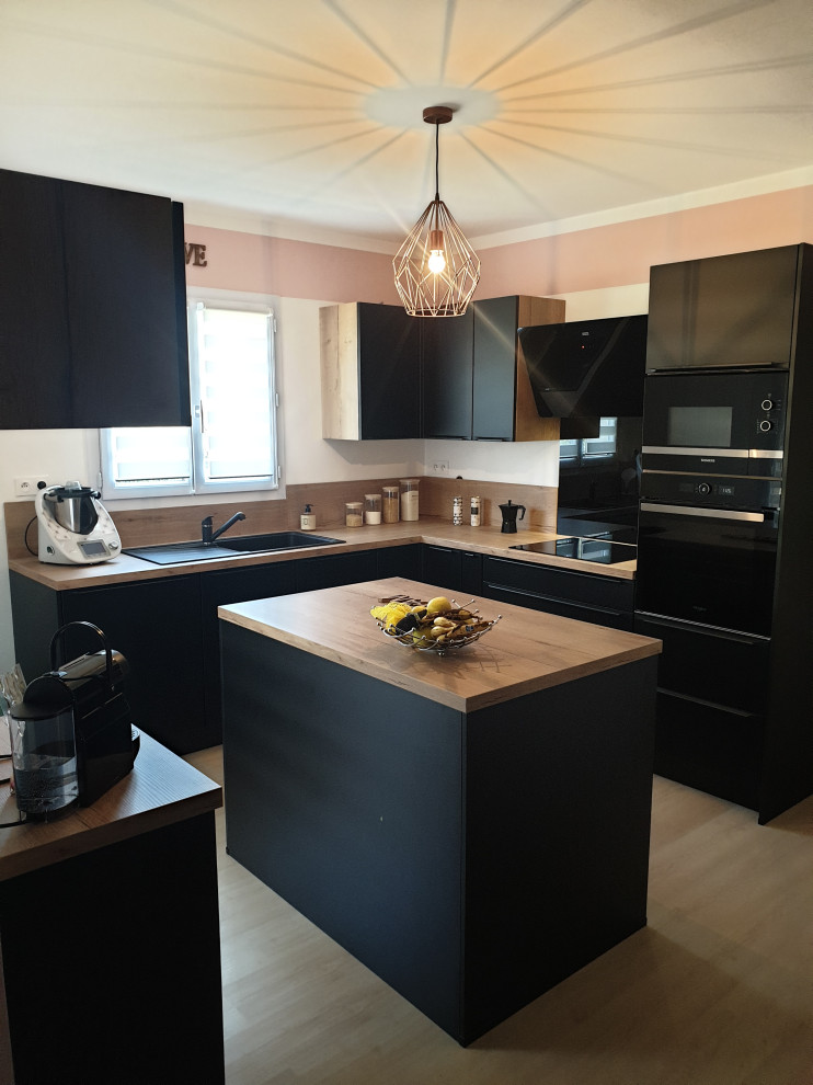 Foto på ett mellanstort funkis brun kök, med en undermonterad diskho, luckor med profilerade fronter, svarta skåp, laminatbänkskiva, svart stänkskydd, stänkskydd i glaskakel, integrerade vitvaror, laminatgolv, en köksö och beiget golv