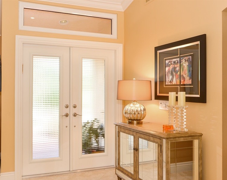 Photo of a transitional entryway in Miami.