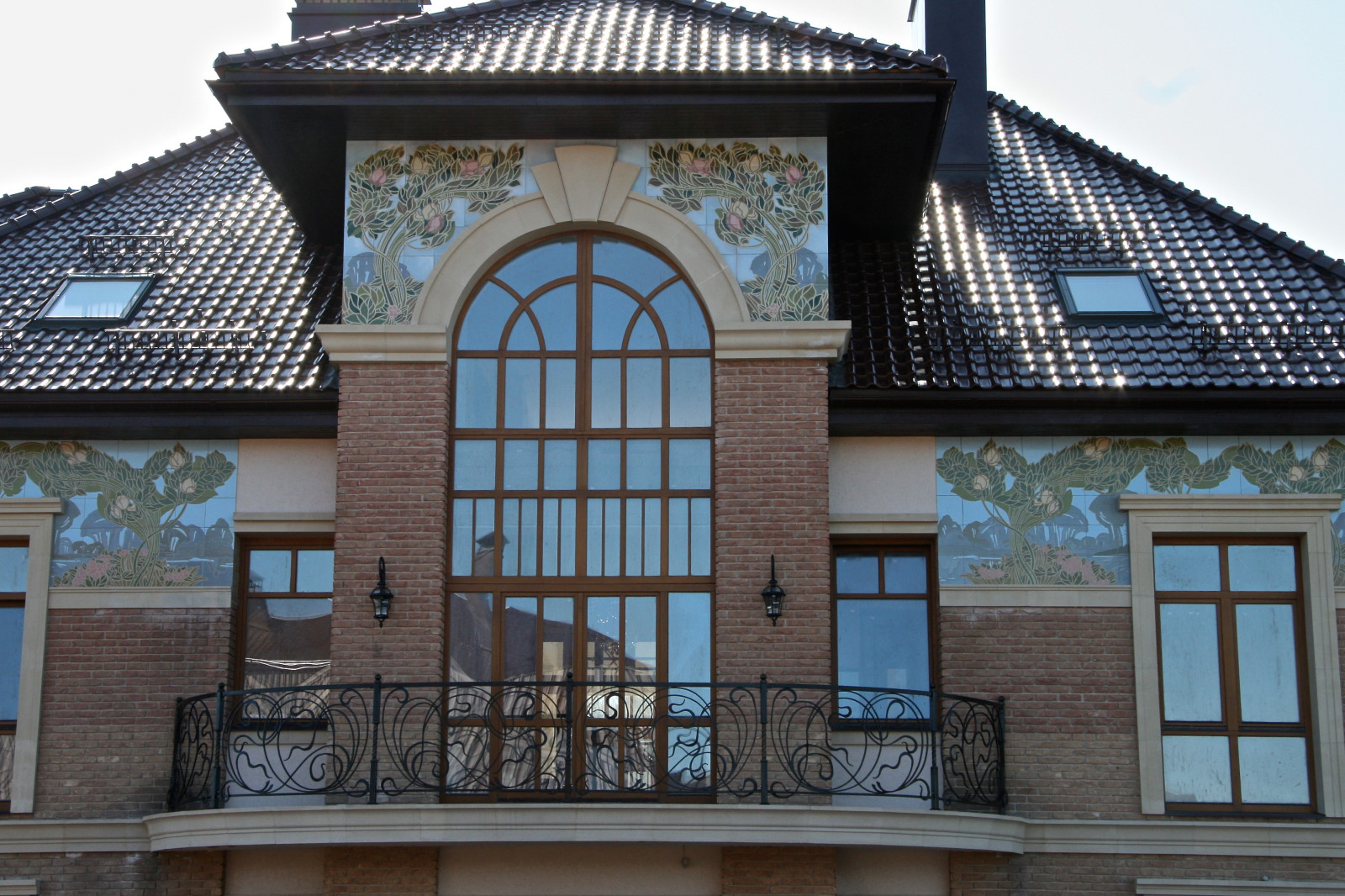 Керамические панно для украшения фасадов, интерьеров.