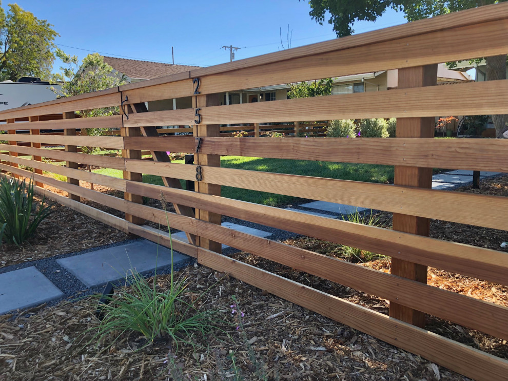 Idee per un privacy in giardino contemporaneo davanti casa con recinzione in legno