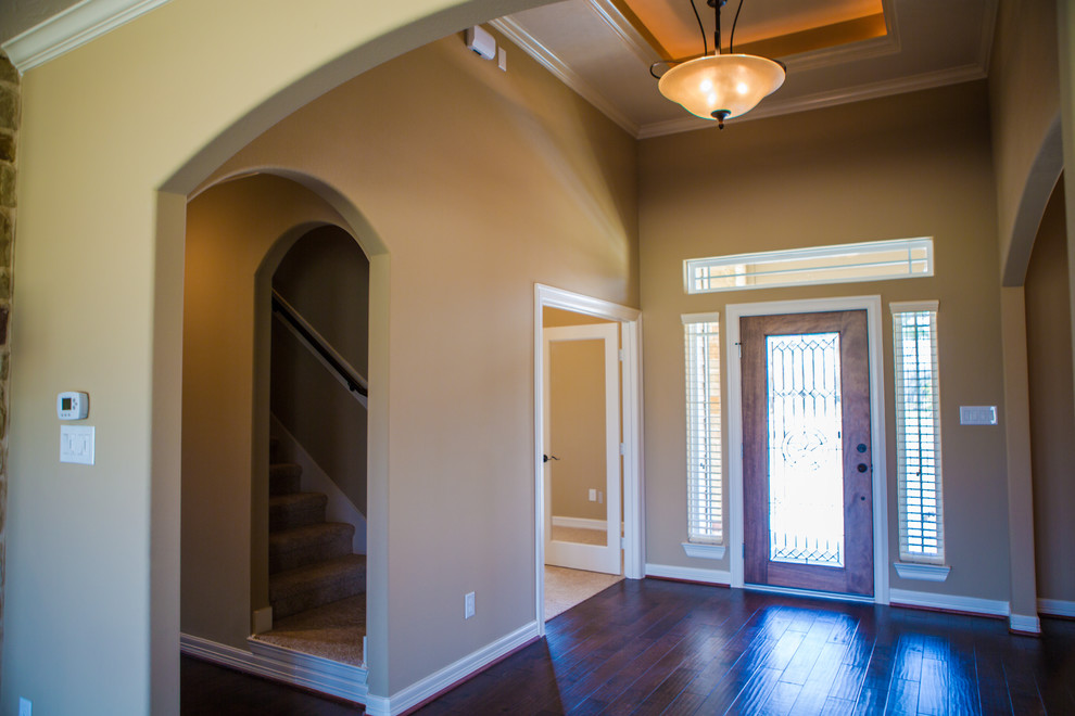 Example of a mountain style entryway design in Houston