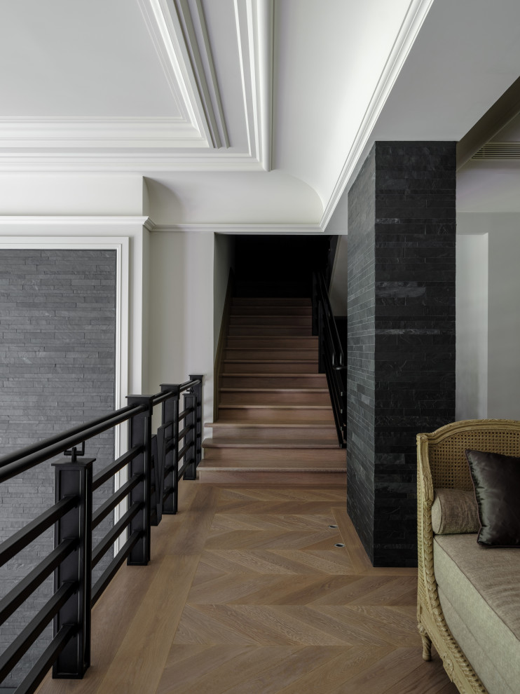 Idee per un grande soggiorno tradizionale stile loft con pareti bianche, pavimento in legno massello medio e pavimento grigio