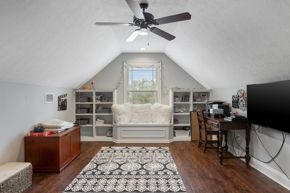Cette image montre une chambre d'enfant traditionnelle de taille moyenne avec un mur gris, un sol en vinyl et un sol marron.