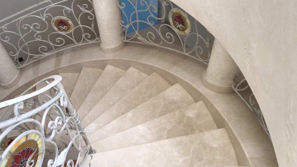 Винтовая лестница из мрамора Крема Марфил