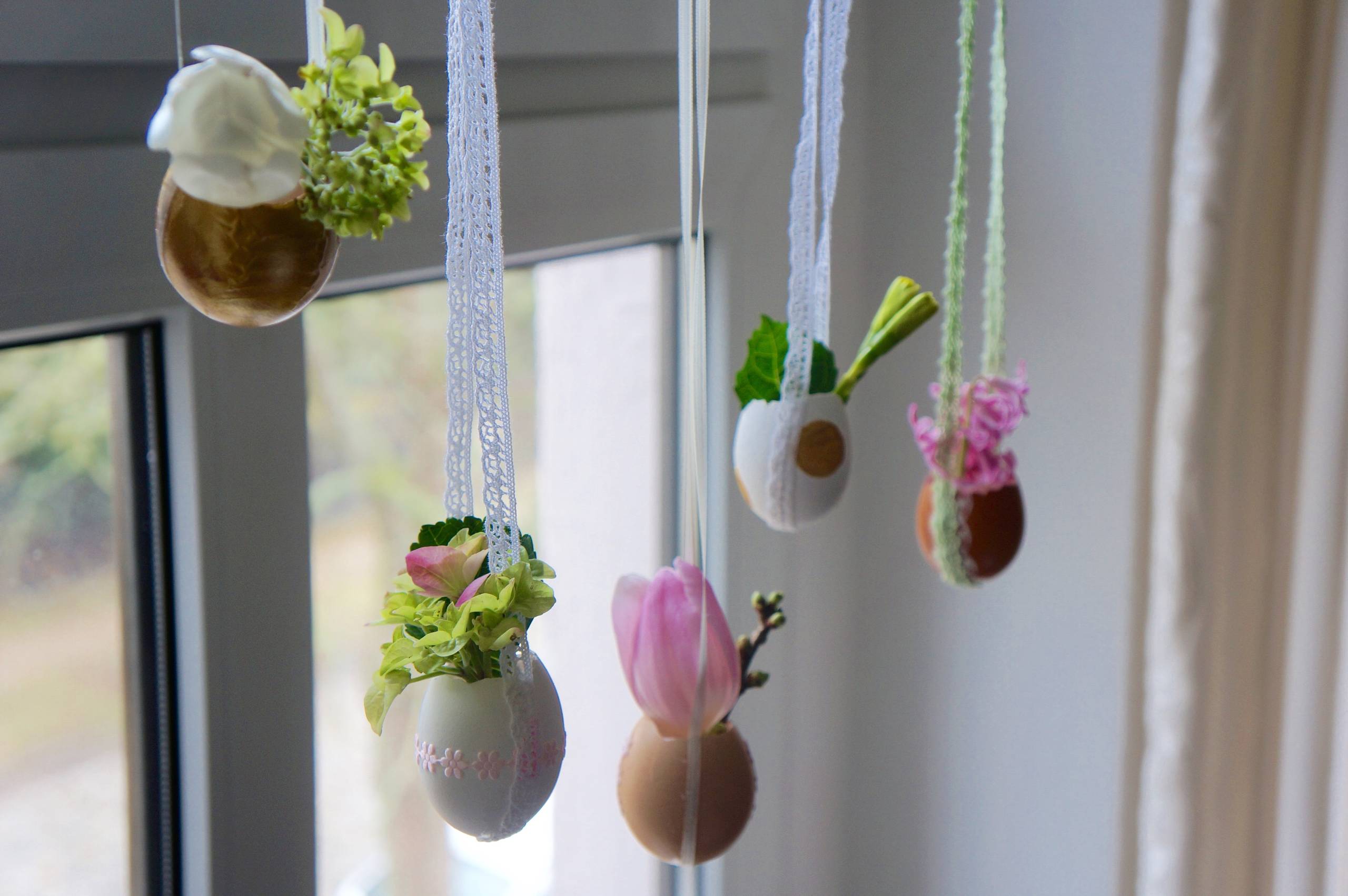 DIY-Fensterdeko für Ostern: Hängende Eier-Vasen in nur 3 Schritten