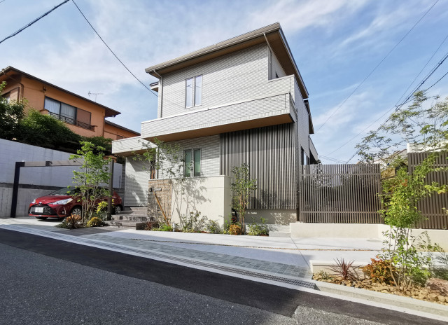 建物とエクステリアをつなげる moderno-facciata