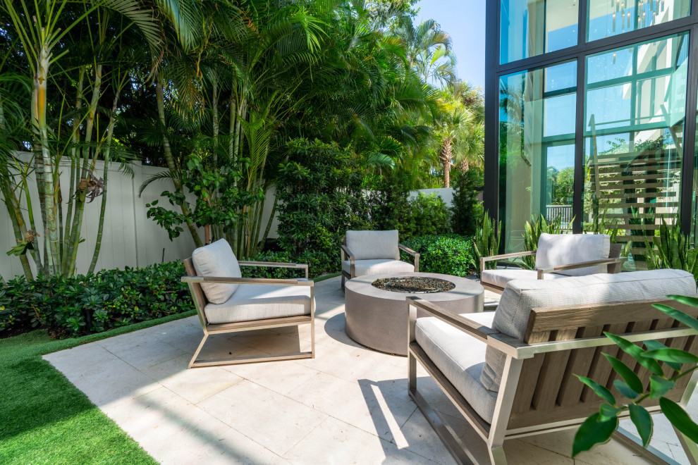 Patio - contemporary patio idea in Miami